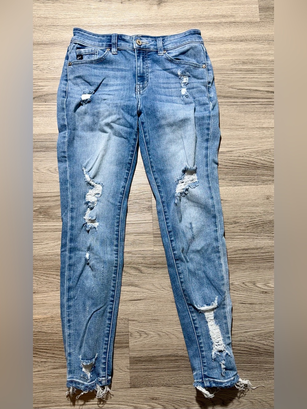 KanCan Women’s Size 7/27 Distressed Skinny Jeans Light Wash Stretch Denim